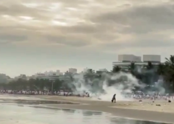 Polícia de São Paulo usa bombas de efeito moral para dispersar pessoas na praia Ação foi na Riviera de São Lourenço