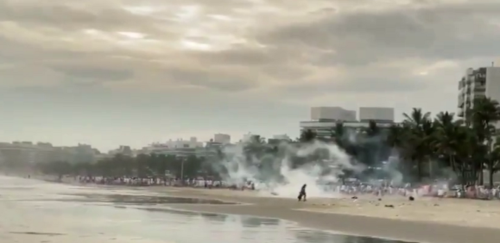 Polícia de São Paulo usa bombas de efeito moral para dispersar pessoas na praia Ação foi na Riviera de São Lourenço