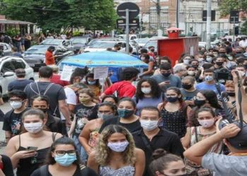 População espera por vacina