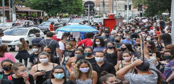 População espera por vacina