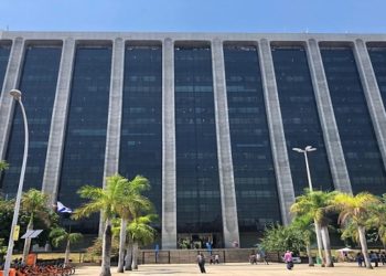 Sem dinheiro em caixa, RJ paga salários de dezembro com arrecadação de 2021