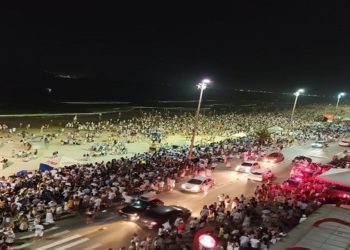 Sem distanciamento, multidão passa Réveillon em praia de Cabo Frio (RJ)
