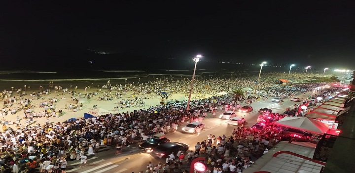 Sem distanciamento, multidão passa Réveillon em praia de Cabo Frio (RJ)