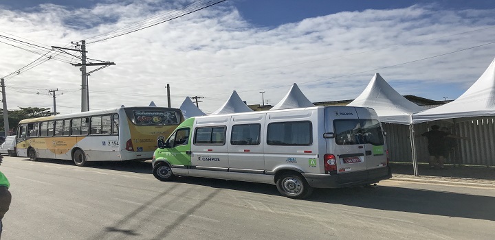 Campos-RJ: Vans voltam a circular no Centro no primeiro dia útil de governo