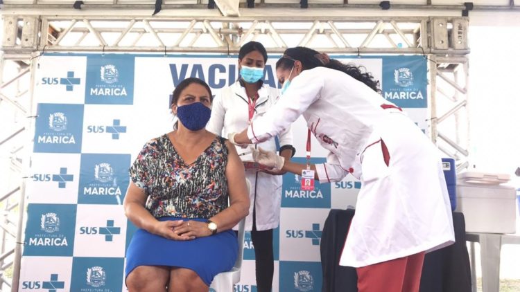 Lenilza Correa da Silva, de 63 anos, é técnica de enfermagem e foi a 1ª pessoa a receber a dose da vacina contra a Covid-19 em Maricá, na Região Metropolitana do Rio. — Foto: Anna Beatriz Lourenço/G1