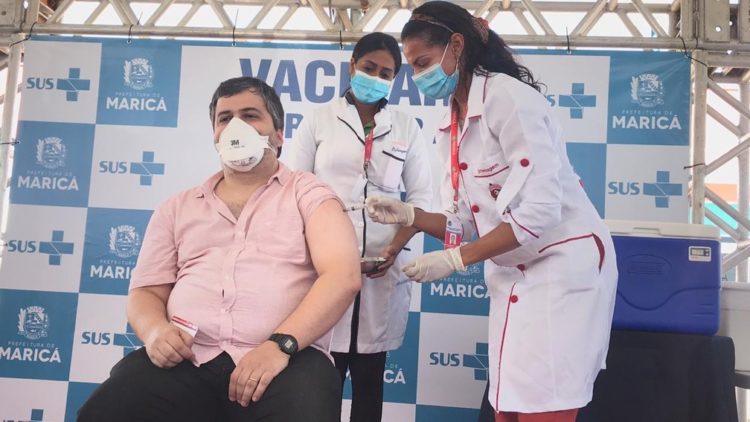 O Dr. Marcelo Costa, coordenador médico da Rede de Urgência e Emergência de Maricá, foi o 5° a ser imunizado contra a Covid-19. — Foto: Anna Beatriz Lourenço