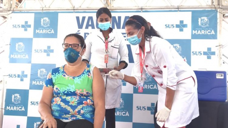A técnica de enfermagem Roselene Ruiz, 54 anos, foi a 2ª a se imunizar contra a Covid-19 em Maricá, no RJ — Foto: Anna Beatriz/G1