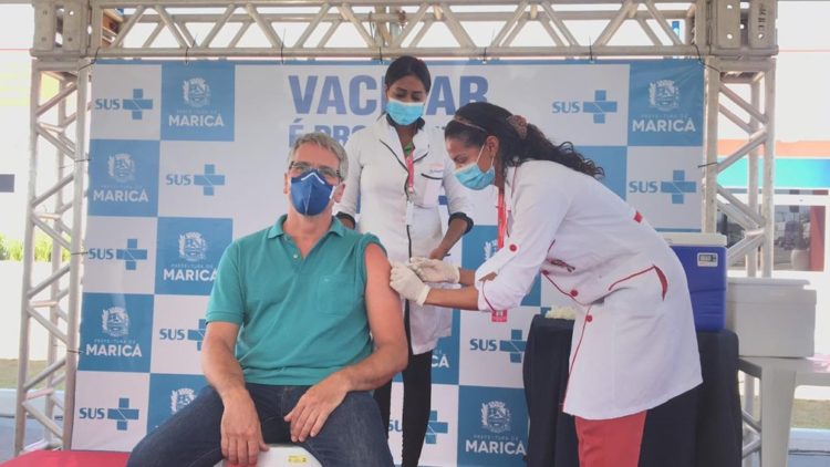 O médico Dr. Estefano, de 52 anos, foi o 3° a se vacinar contra a Covid-19 em Maricá — Foto: Anna Beatriz Lourenço/G1