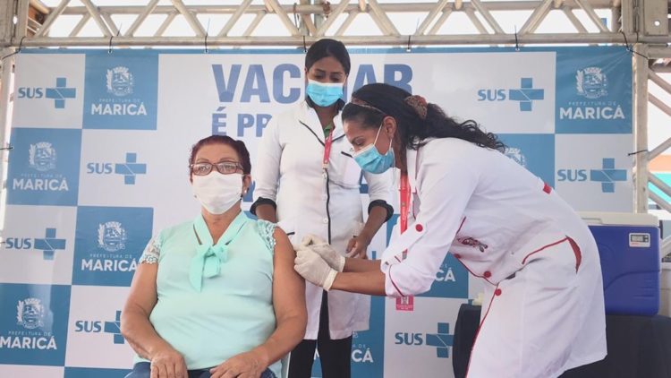 A técnica de enfermagem Ilda Maria Freitas, 60 anos, foi a 4ª pessoa a se imunizar contra a Covid-19 em Maricá, no RJ — Foto: Anna Beatriz Lourenço/G1