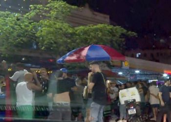 Desde a sexta (12), já foram feitas 43 inspeções sanitárias, com 25 autos de infração e 14 interdições. Pessoas aglomeradas em fila na entrada de restaurante na Barra da Tijuca.