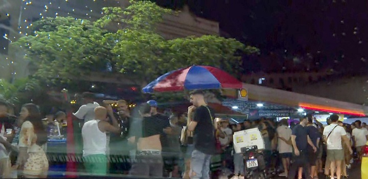 Desde a sexta (12), já foram feitas 43 inspeções sanitárias, com 25 autos de infração e 14 interdições. Pessoas aglomeradas em fila na entrada de restaurante na Barra da Tijuca.
