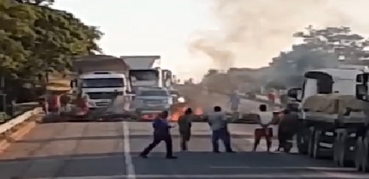 Segundo a Polícia Rodoviária Federal, trânsito foi interrompido nos dois sentidos da pista e retenção chegou a 5km. na BR 101