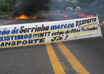 Moradores do distrito de Serrinha fecharam os dois sentidos da pista no km 84, em Ibitioca. Retenção no trânsito chegou a 10km sentido RJ e 6km sentido ES, de acordo com a concessionária que administra a via.