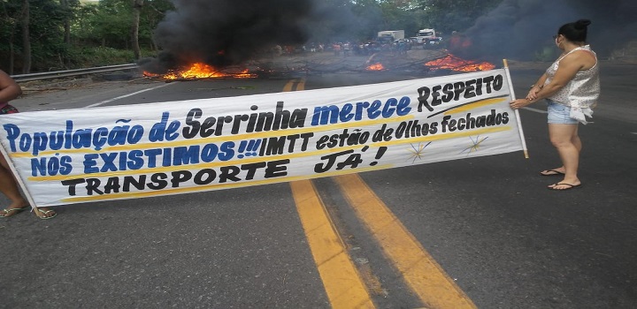 Moradores do distrito de Serrinha fecharam os dois sentidos da pista no km 84, em Ibitioca. Retenção no trânsito chegou a 10km sentido RJ e 6km sentido ES, de acordo com a concessionária que administra a via.