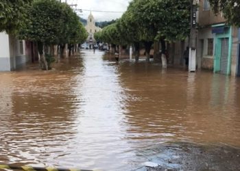 Porciúncula começou a alagar na noite desta sexta-feira (19). Natividade começou a sentir os impactos na manhã deste sábado (20).