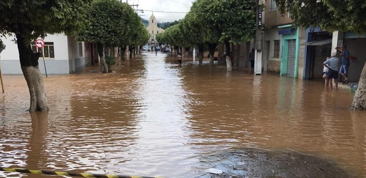 Porciúncula começou a alagar na noite desta sexta-feira (19). Natividade começou a sentir os impactos na manhã deste sábado (20).