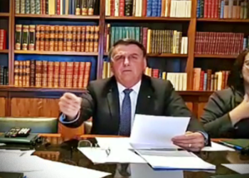 Jair Bolsonaro se irrita com comentário de seguidor e manda Polícia Federal investigá-lo