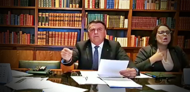 Jair Bolsonaro se irrita com comentário de seguidor e manda Polícia Federal investigá-lo