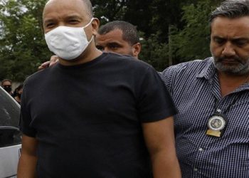 Vocalista do Molejo chega a delegacia