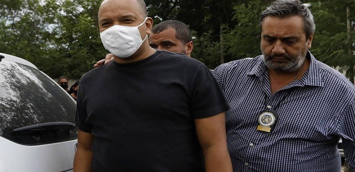 Vocalista do Molejo chega a delegacia