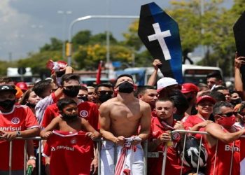 No Rio Grande do Sul, hospitais colapsaram: "estamos apavorados". Em Curitiba, pacientes aguardam internação em ambulâncias e tendas