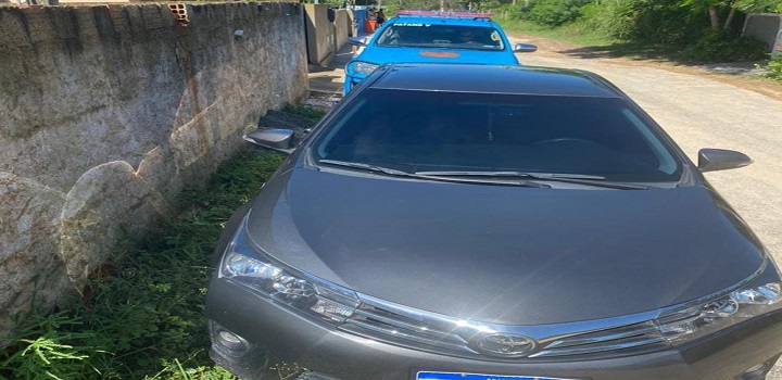 Carro roubado e Família refém em cajueiro