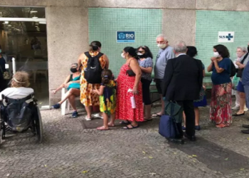 Fila da vacina no Rio de Janeiro