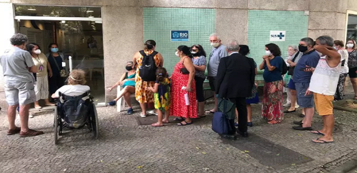 Fila da vacina no Rio de Janeiro