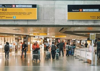 No caso de voos internacionais, tanto da Latam quanto de empresas parceiras, o check-in segue presencial, no guichê. GRU Airport