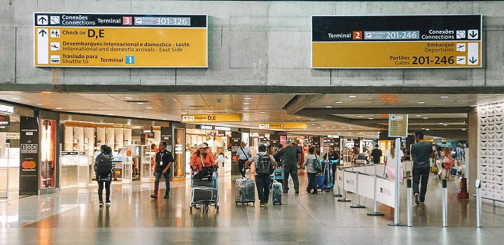 No caso de voos internacionais, tanto da Latam quanto de empresas parceiras, o check-in segue presencial, no guichê. GRU Airport