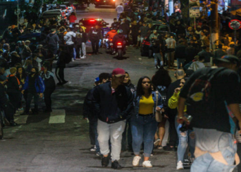 jOVENS SE AGLOMERAM EM SP
