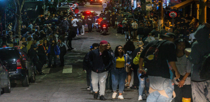 jOVENS SE AGLOMERAM EM SP