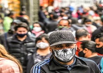 Pessoas usando mascaras contra a covid-19