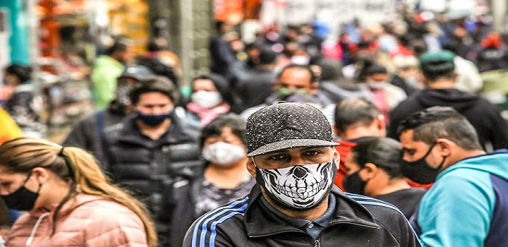 Pessoas usando mascaras contra a covid-19