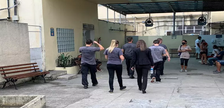 Policia Civil faz oeracao contra fura filas da vacina no RJ