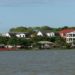 Considerada como o novo paraíso do petróleo, o Suriname tem uma reserva que equivale a quase metade de todo o petróleo e gás descobertos no mundo no ano passado