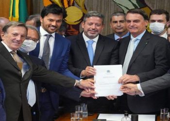 Bolsonaro entrega à Câmara PL que permite privatização dos Correios