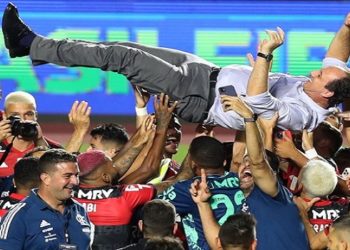 Flamengo perde para o São Paulo, mas conta com ajuda do Corinthians e celebra o título brasileiro
