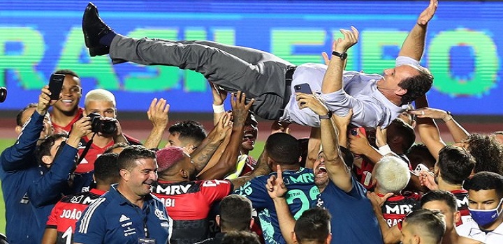 Flamengo perde para o São Paulo, mas conta com ajuda do Corinthians e celebra o título brasileiro
