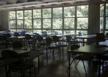 Número de professores com até 24 anos caiu 31,1% em dez anos, enquanto docentes com 60 anos ou mais mais que dobraram no ensino médio.