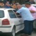 José Carlos de Oliveira é visto aplicando a vacina em uma das vias da cidade, acompanhado por um homem que carrega um isopor com as doses.
