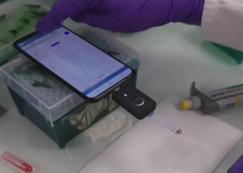 Pesquisadores franceses informaram que testes rápidos para detectar o coronavírus estarão disponíveis em smartphones em pouco tempo.