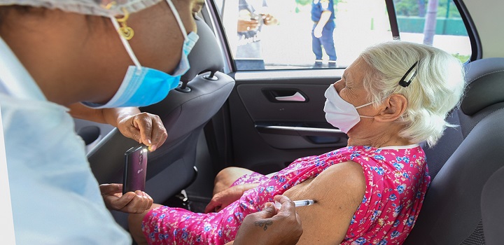 Vacinação contra a Covid em Campos e Macaé