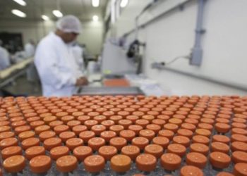 O primeiro carregamento com 90 litros de insumos para a produção da vacina da AstraZeneca contra a covid-19 no Brasil chegou da China neste sábado