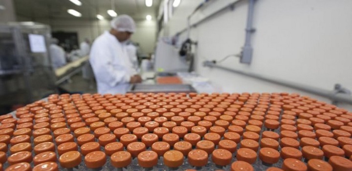 O primeiro carregamento com 90 litros de insumos para a produção da vacina da AstraZeneca contra a covid-19 no Brasil chegou da China neste sábado