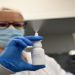 Cientistas da USP (Universidade de São Paulo) estudam uma vacina contra o coronavírus aplicada no nariz por spray