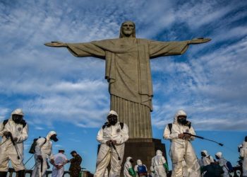 O Brasil experimenta um número recorde de mortes e a disseminação de uma variante coronavírus mais contagiosa que pode causar reinfecções.