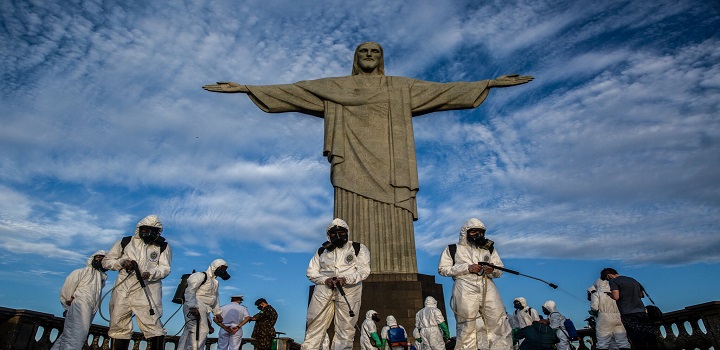 O Brasil experimenta um número recorde de mortes e a disseminação de uma variante coronavírus mais contagiosa que pode causar reinfecções.