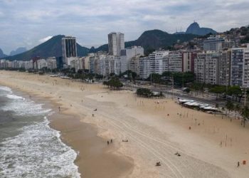 Rio proíbe banho de mar, prática de esportes na praia e entrada de ônibus fretados no município; confira medidas