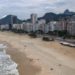Rio proíbe banho de mar, prática de esportes na praia e entrada de ônibus fretados no município; confira medidas